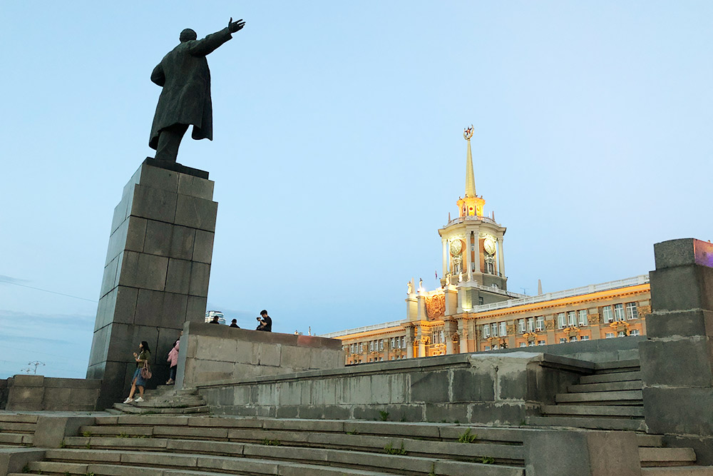 Площадь 1905 года. До Ленина на этом месте в разное время стояли скульптура Александра II, статуя Свободы, памятник Сталину, голова Карла Маркса, памятник «Освобожденный труд». Зимой рядом с Лениным устанавливают елку, а на площади строят ледовый городок. В остальное время года на булыжной мостовой площади находится парковка