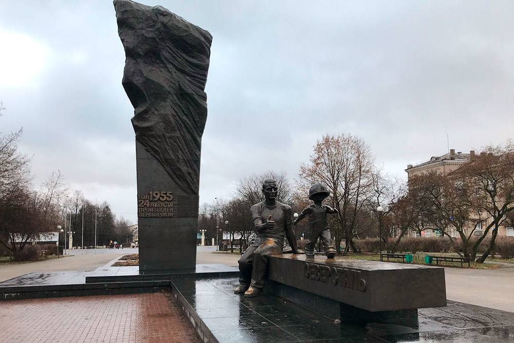 Череповец: фото памятника «Преемственность поколений» на площади металлургов