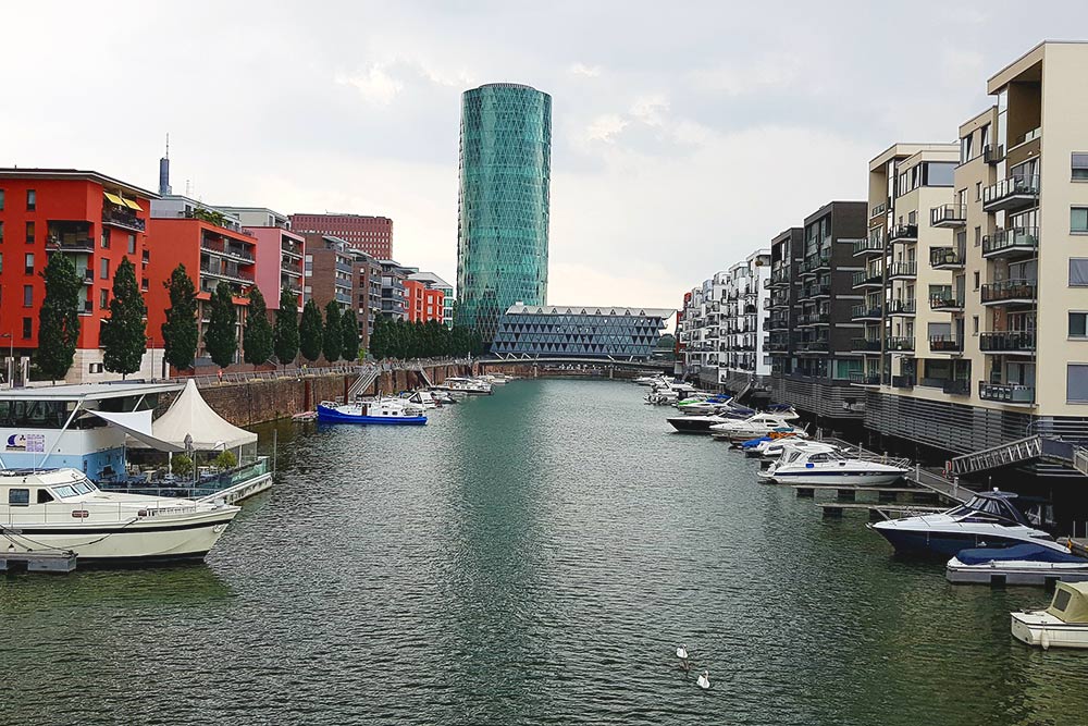 Река Майн — это приток знаменитого Рейна. Парковка для яхт и катеров прямо под окнами квартиры здесь в порядке вещей