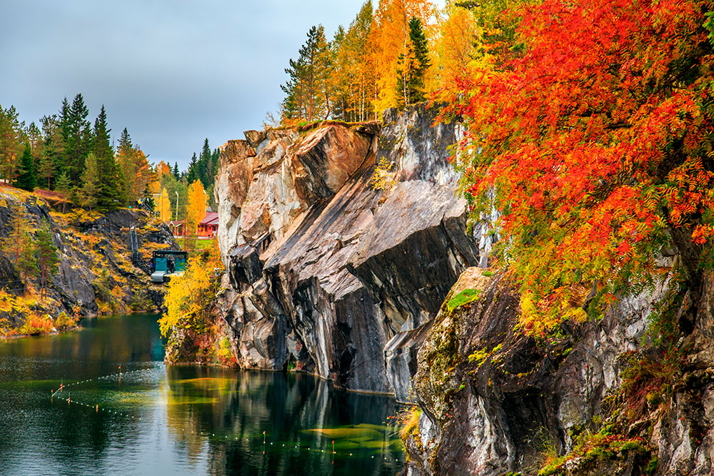 Осенью в парке особенно красиво. Фото: Lizavetta / Shutterstock