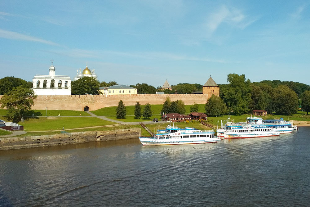 Вид с пешеходного моста через реку Волхов на Новгородский кремль и звонницу Софийского собора. Сам собор скрыт за деревьями