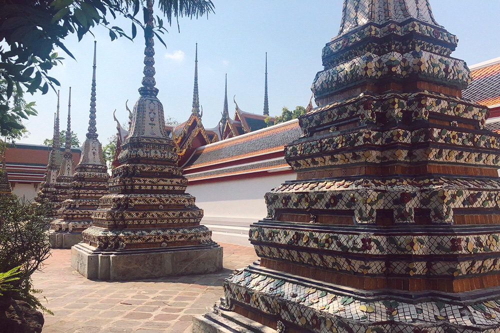 По территории храма расставлены красивые ступы — буддийские сооружения, вокруг которых тайцы совершают ритуальный обход