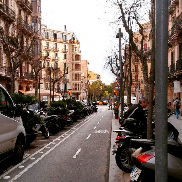 Вид на одну из улиц знаменитого района Эшампле в Барселоне — здесь я и живу