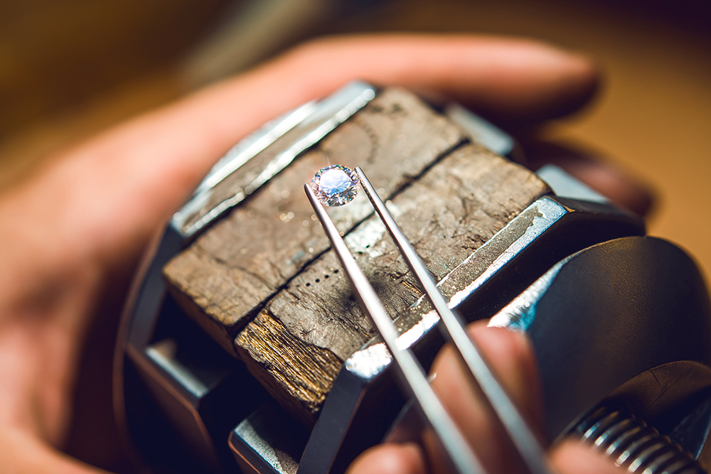 Так выглядит бриллиант — обработанный алмаз. Источник: Shutterstock