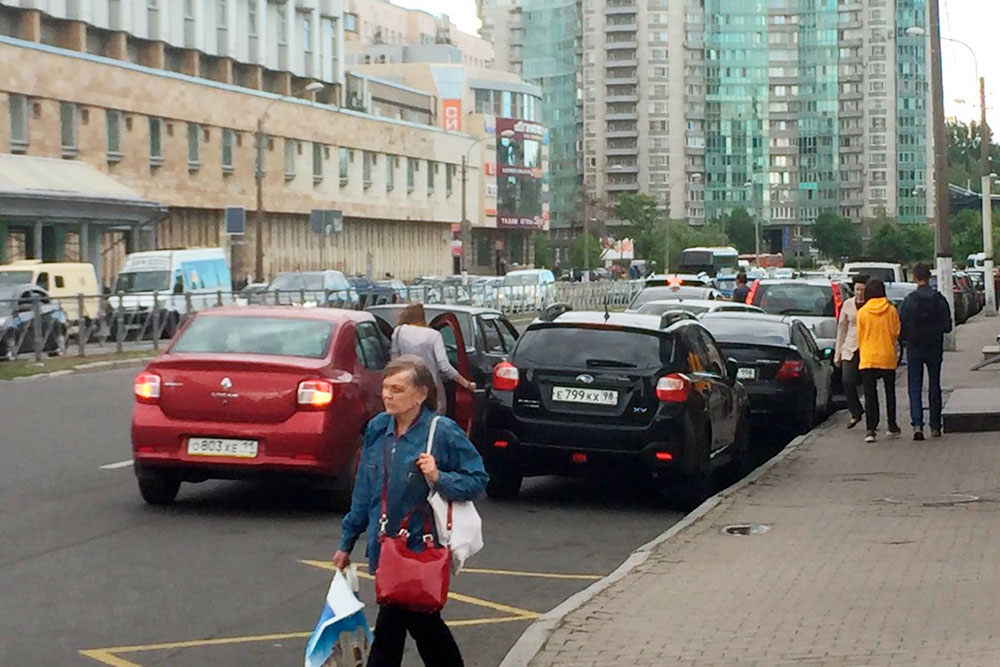 Машины напротив метро «Приморская». Отсюда наш автомобиль эвакуировали дважды