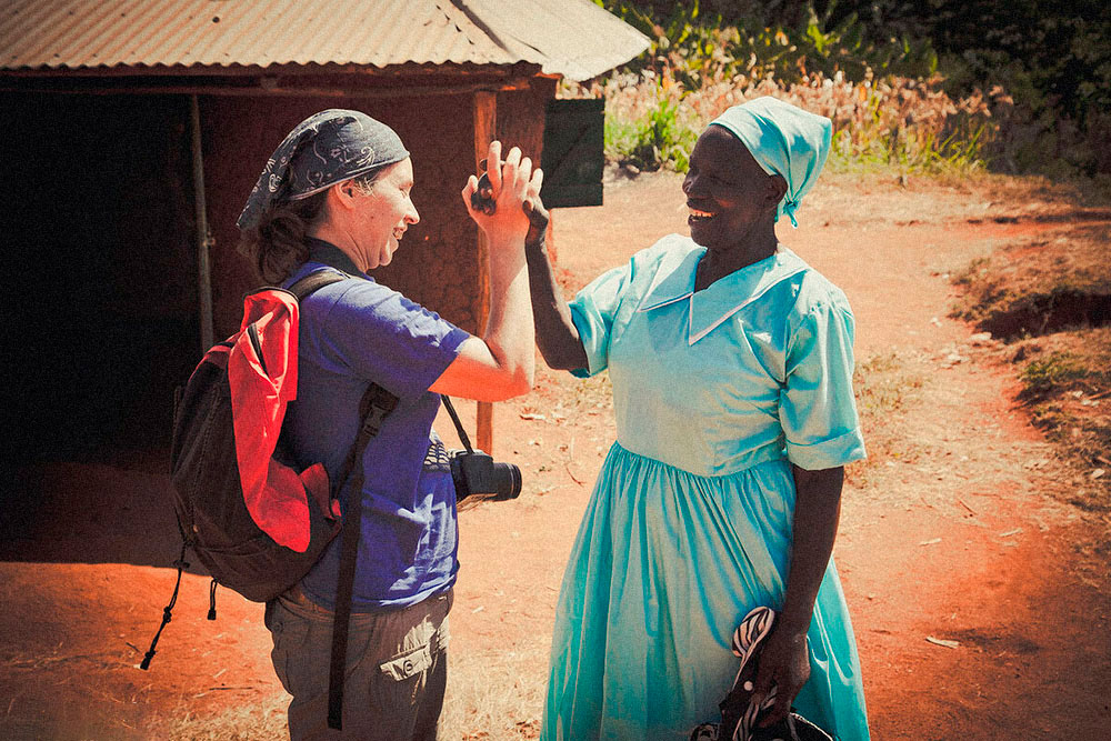 Когда наш кенийский хост узнал, что мы хотим побывать в местной деревне, он предложил навестить его бабушку. Она ни слова не знала по-английски, но все время улыбалась и кормила нас. Бабушка — она и в Африке бабушка