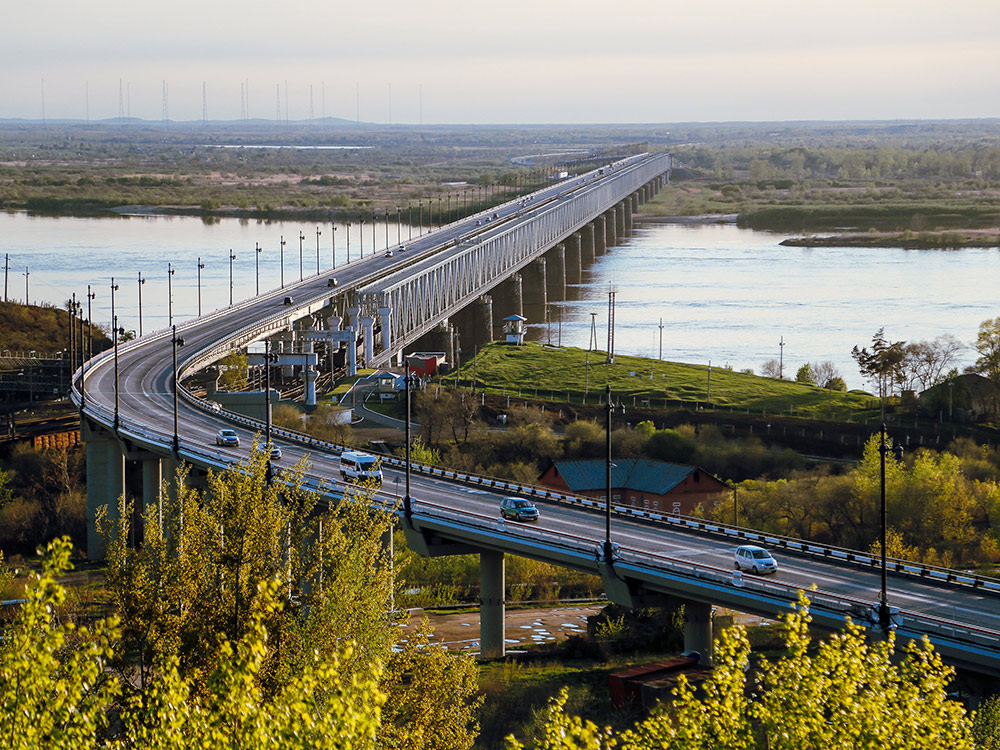 Вид с пятитысячной купюры — мост через Амур. Фотография Александра Колбина