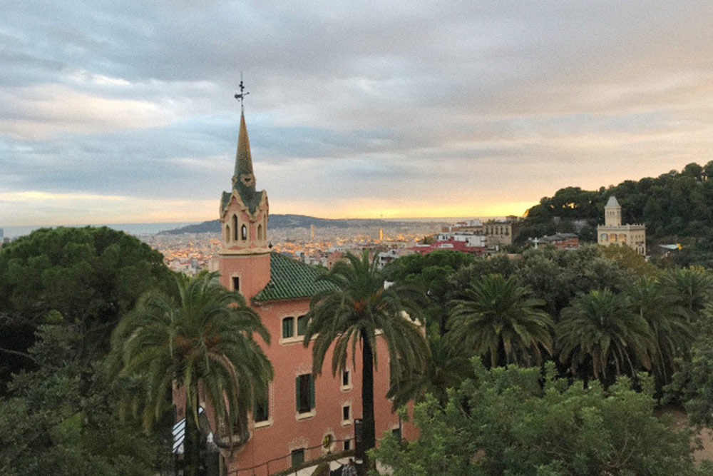 Вид из парка Гуэль на Барселону