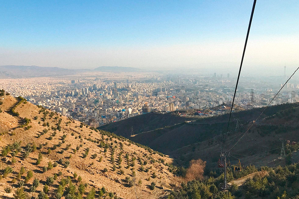 Фото Тегерана с горы Точал: север хорошо просматривается, а все, что за телебашней, не видно из-за смога