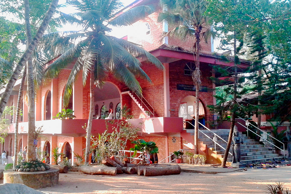 Главный храм и по совместительству зал для занятий йогой в ашраме Шивананды