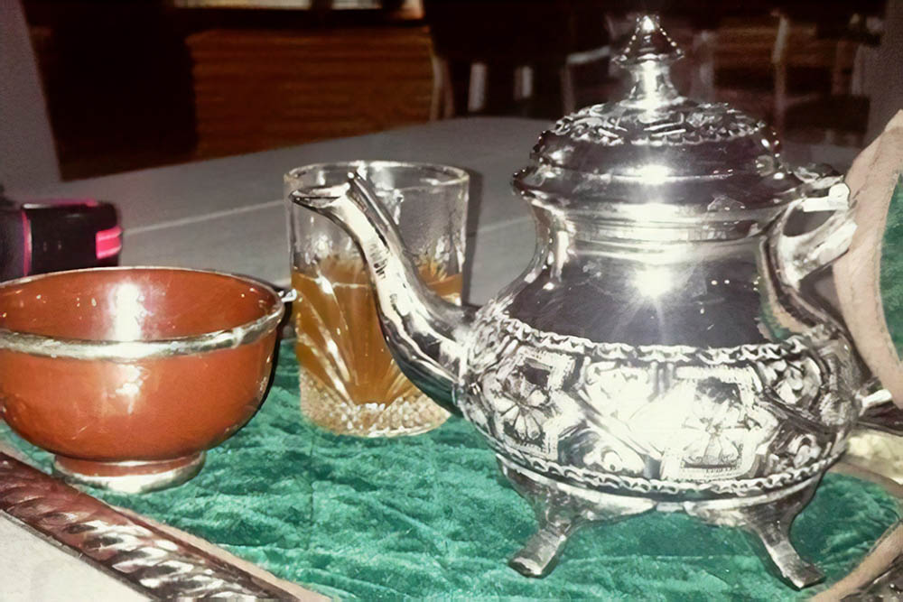 Марокканский чай — это зеленый чай с мятой и сахаром. Он очень сладкий и крепкий