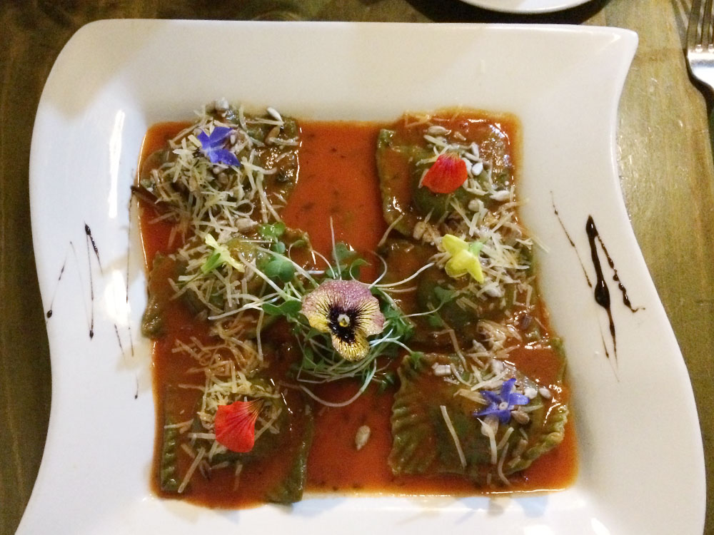 В ресторане «Органика» много блюд для веганов. На фото — невероятно вкусные равиоли с бататом