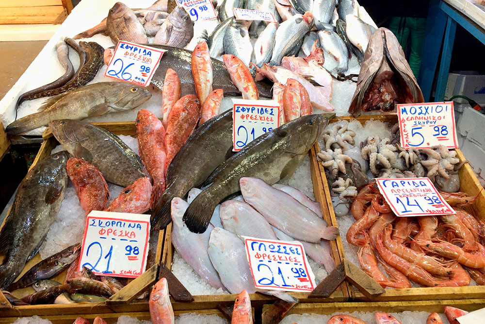 В Картерадосе, неподалеку от Фиры, есть магазин морепродуктов, где можно купить свежую рыбу