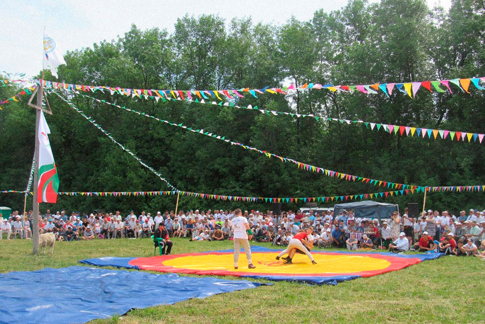 Соревнования по борьбе на поясах на татарском празднике Сабантуй