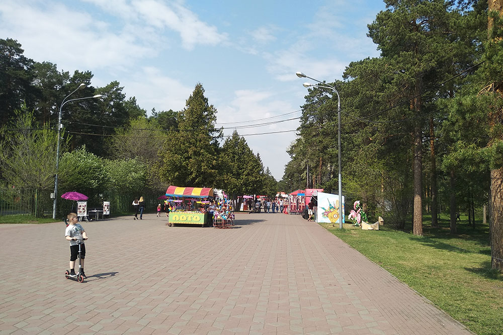 По краям и в центре дорожек в парке Гагарина — аттракционы и киоски с едой. Тут гуляют родители с детьми, парочки, школьники и студенты