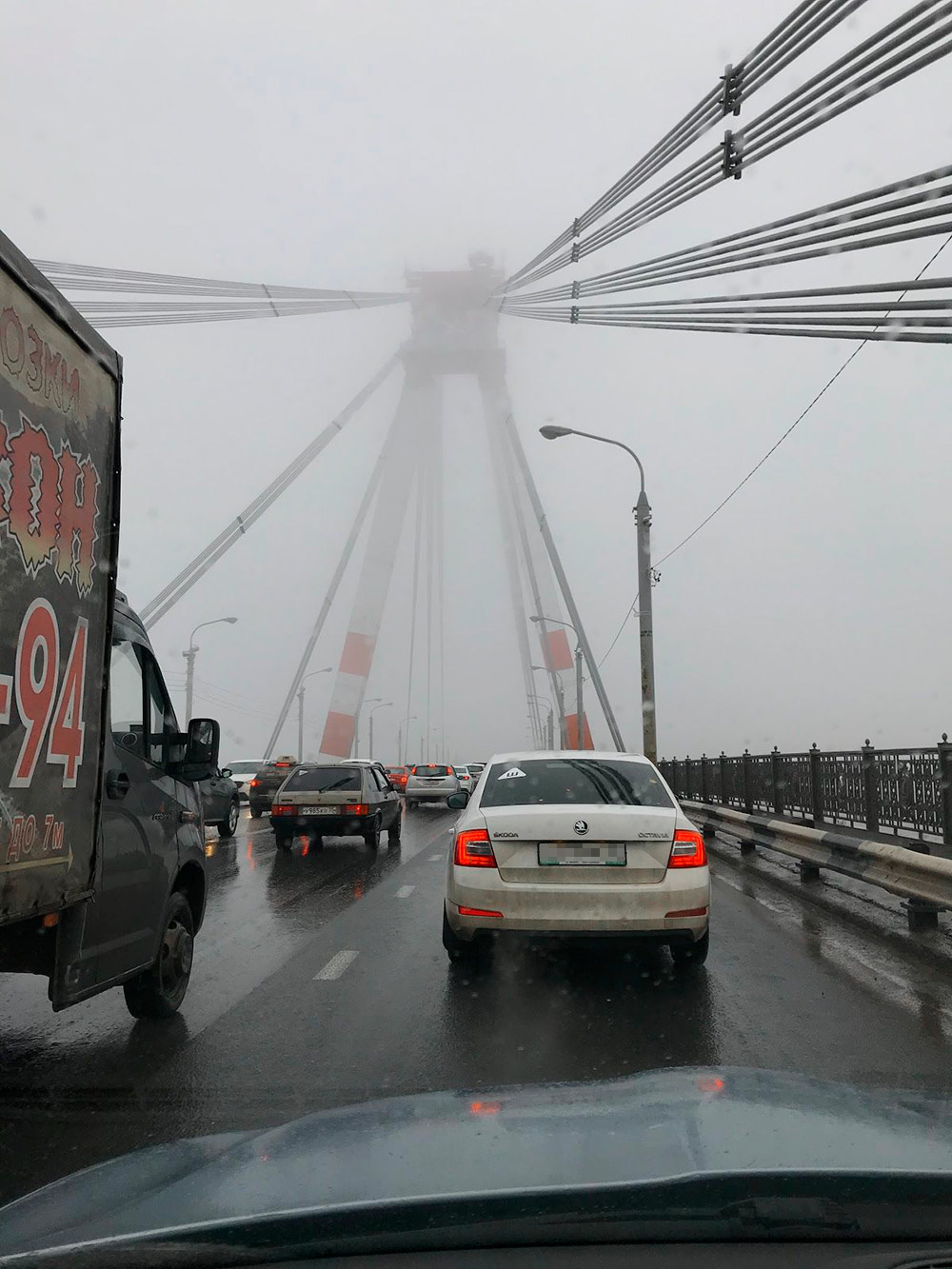 Часто по утрам туман настолько густой, что в пробке трудно разглядеть опору моста, даже если стоишь прямо около нее