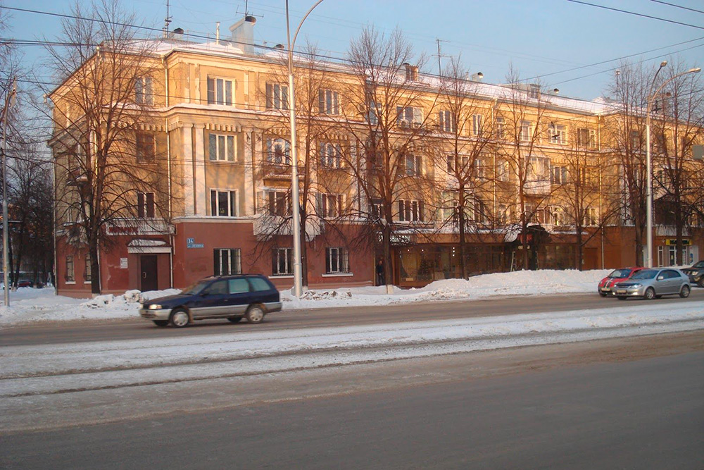 Офицерский дом, построенный в 30-х годах прошлого века на проспекте Ленина, 34, выделяется среди соседних хрущевок