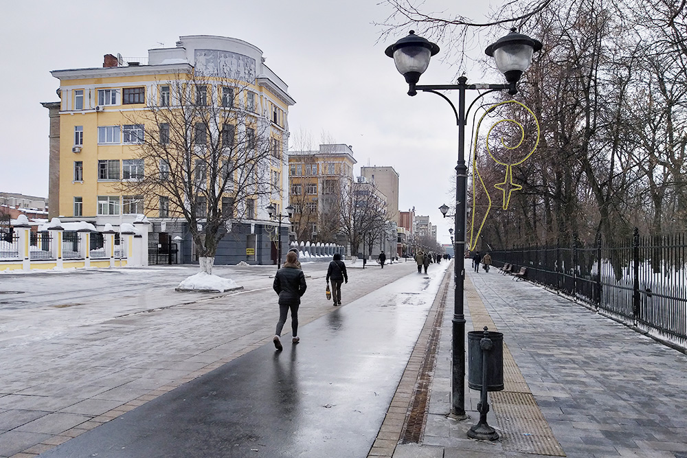 Волжская — одна из немногих улиц Саратова, которые обязательно чистят каждый день
