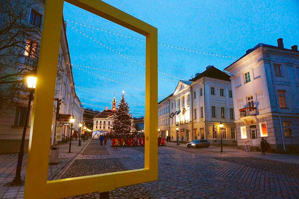 Центр Тарту, Ратушная площадь в ноябре: снег еще не выпал, но рождественский базар уже установили