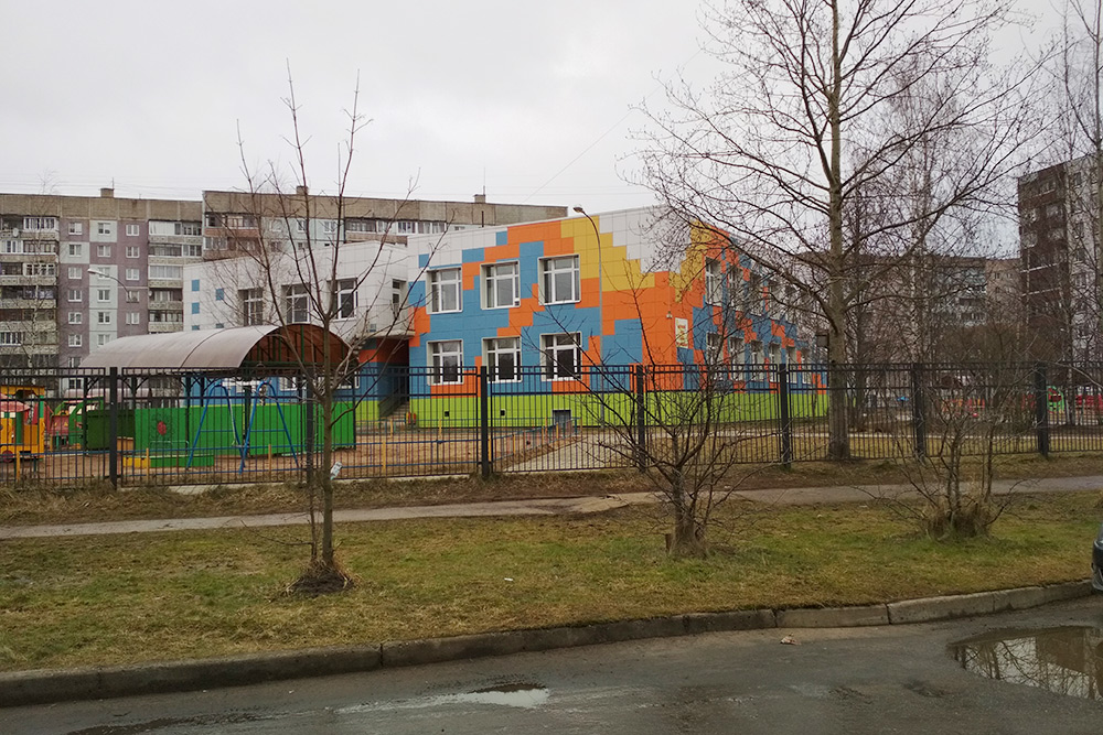 Детский сад рядом с моим домом. Здание построено в конце восьмидесятых, но лет 10 назад его капитально отремонтировали, а на территории установили новые площадки для игр