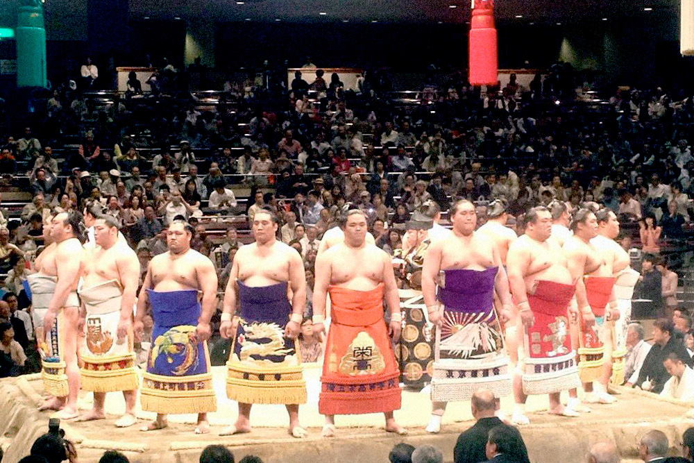 Сумо — одно из главных спортивных развлечений для японцев. Соревнования по сумо проходят четыре раза в год, билет стоит 10 000 ¥ (6000 рублей)