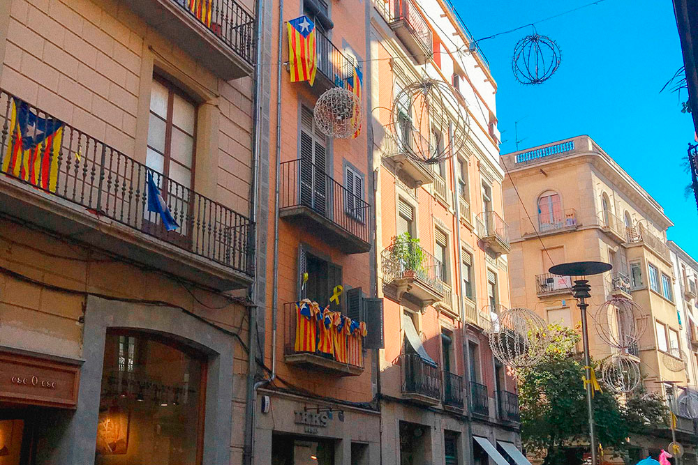 Националистические флаги на улицах Жироны — самого сепаратистски настроенного города в Каталонии. Но к туристам местные относятся дружелюбно