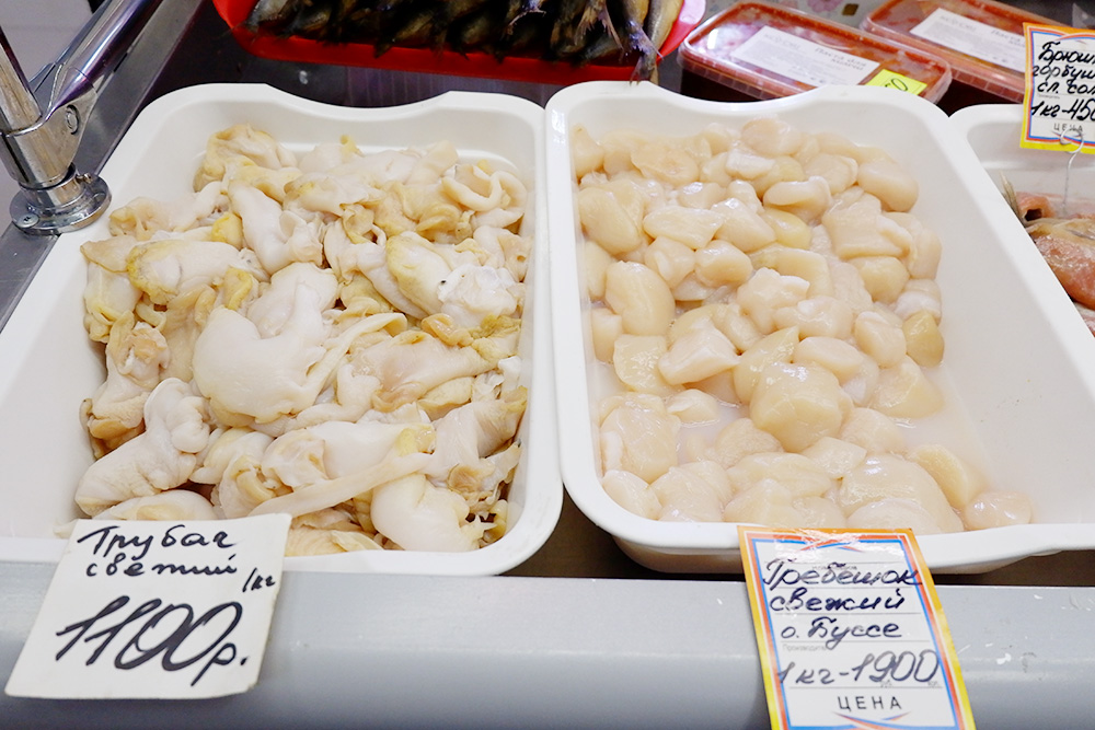 По ценникам на морепродукты понятно, почему рядовой сахалинец готовит крабовое мясо, гребешки и креветок только по праздникам
