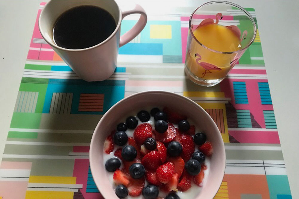Мой типичный завтрак — натуральный йогурт со свежими ягодами, сок и кофе