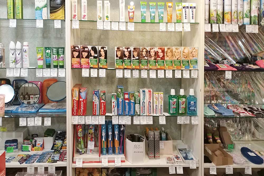 В специализированном хозяйственном магазине в соседнем поселке есть вообще все, даже краска для волос базовых цветов и 13 видов зубной пасты