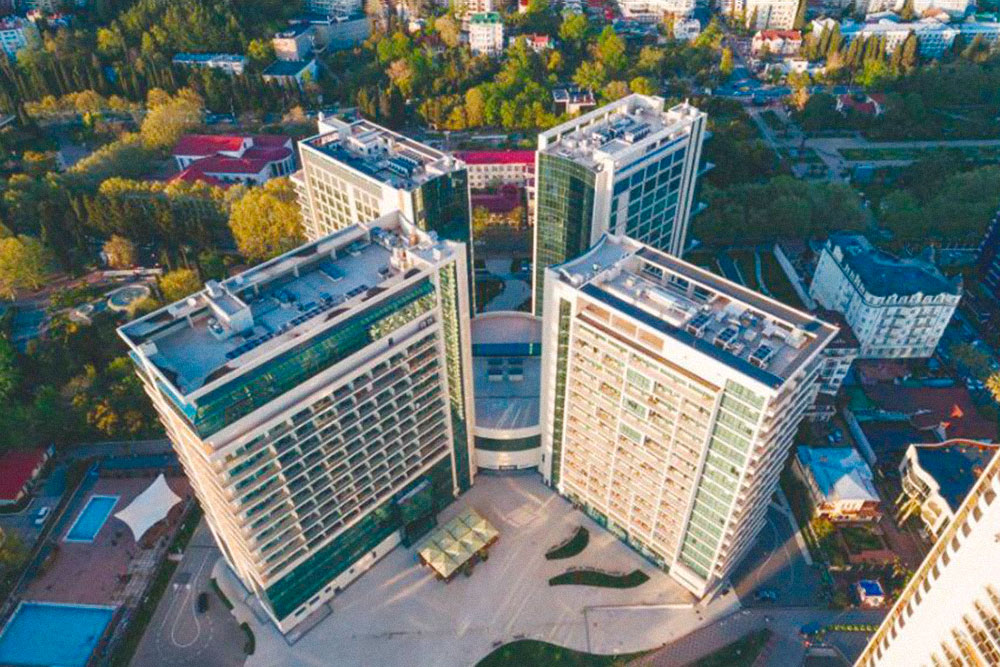 Российский олимпийский университет находится в центре Сочи, в таком же здании, что и четырехзвездочный отель «Меркюр»