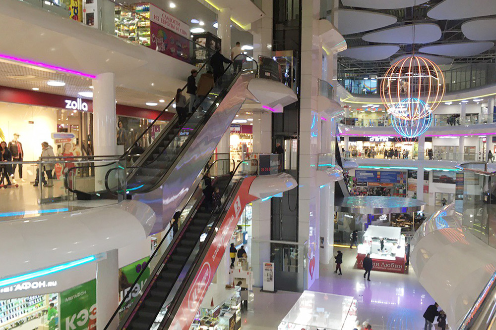 «Мармелад» — типичный современный торговый центр: с большой парковкой, эскалаторами, лифтами и круговой планировкой этажей