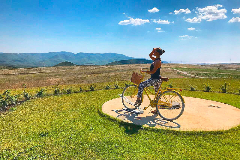Фирменный желтый велосипед стоит рядом с винодельней. Его можно встретить на этикетках летних вин «Гай-Кодзора»