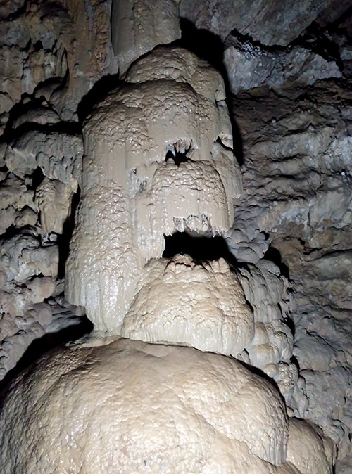 Сталактит в виде черепа в Новоафонской пещере