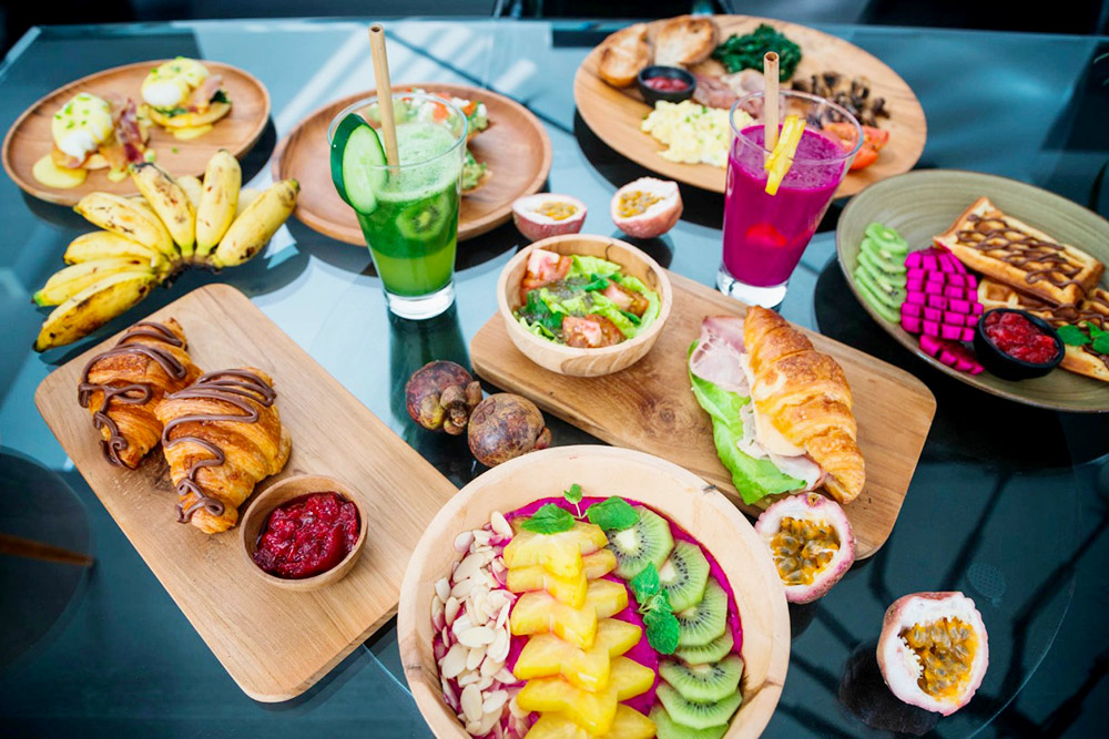 В заведениях Чангу есть авторские вариации модных блюд: фруктовые смузи-боулы, выпечка, блюда с яйцами пашот и тосты с авокадо