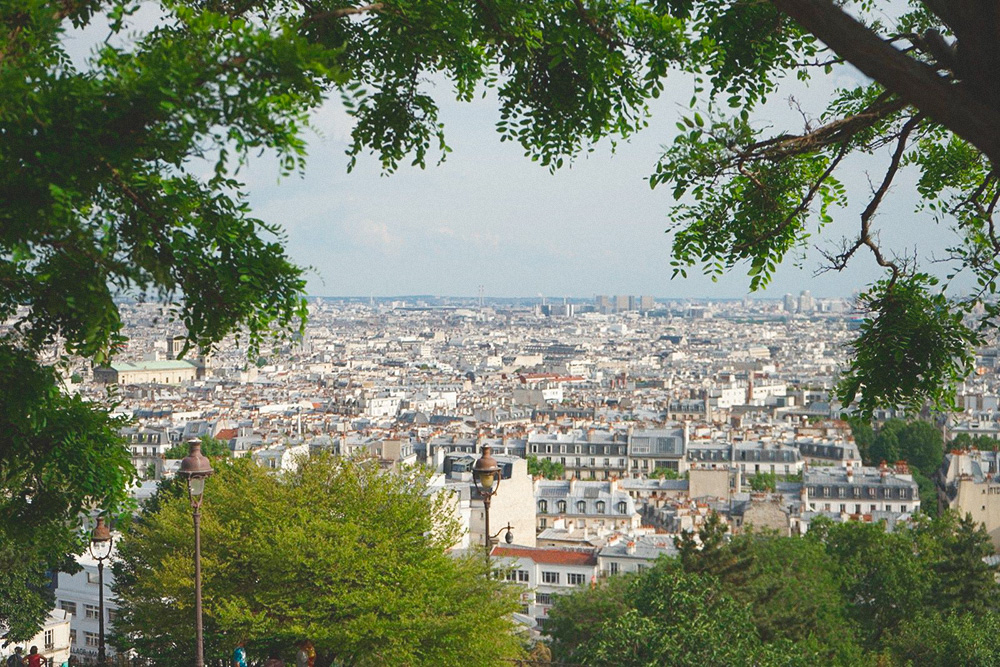 Монмартр — самая высокая точка города и самая известная бесплатная смотровая площадка
