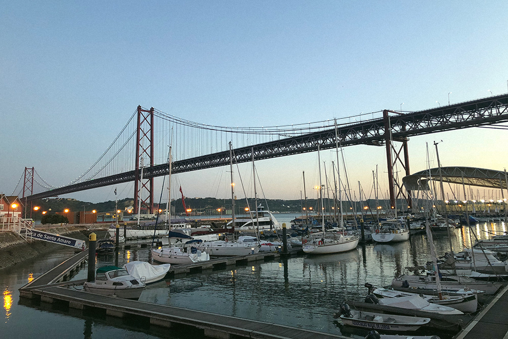 Мост 25 апреля в Лиссабоне похож на мост Золотые Ворота в Сан-Франциско
