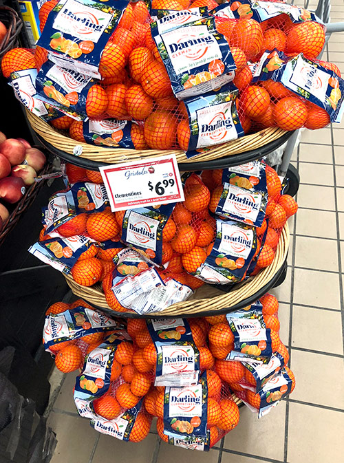 Клементин — гибрид мандарина с апельсином. Связка в Gristedes стоит 6,99 $