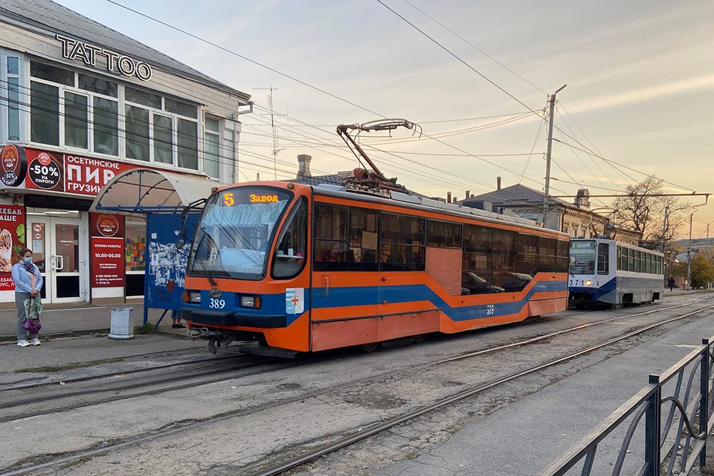 Новый и старый трамвайные вагоны на остановке «Радиотехнический университет». Трамваи модели 71-407 появились в Таганроге примерно в 2011 году, а более древние КТМ-8 бегают с начала девяностых