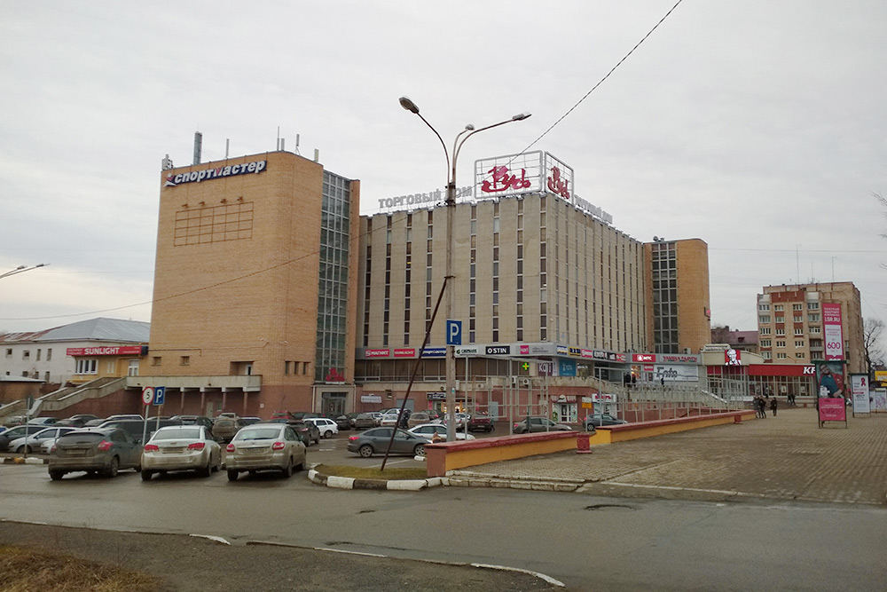 ТЦ «Русь» построили в 1989, но он до сих пор популярен у новгородцев