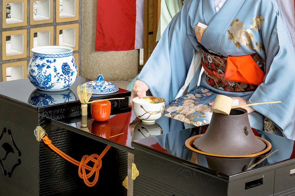 Принять участие в чайной церемонии стоит 2000 ¥ (1260 рублей). Каждому гостю дают чашку свежезаваренного зеленого чая матча, а еще японскую сладость из бобов и прессованного сахара. Фото: Shutterstock