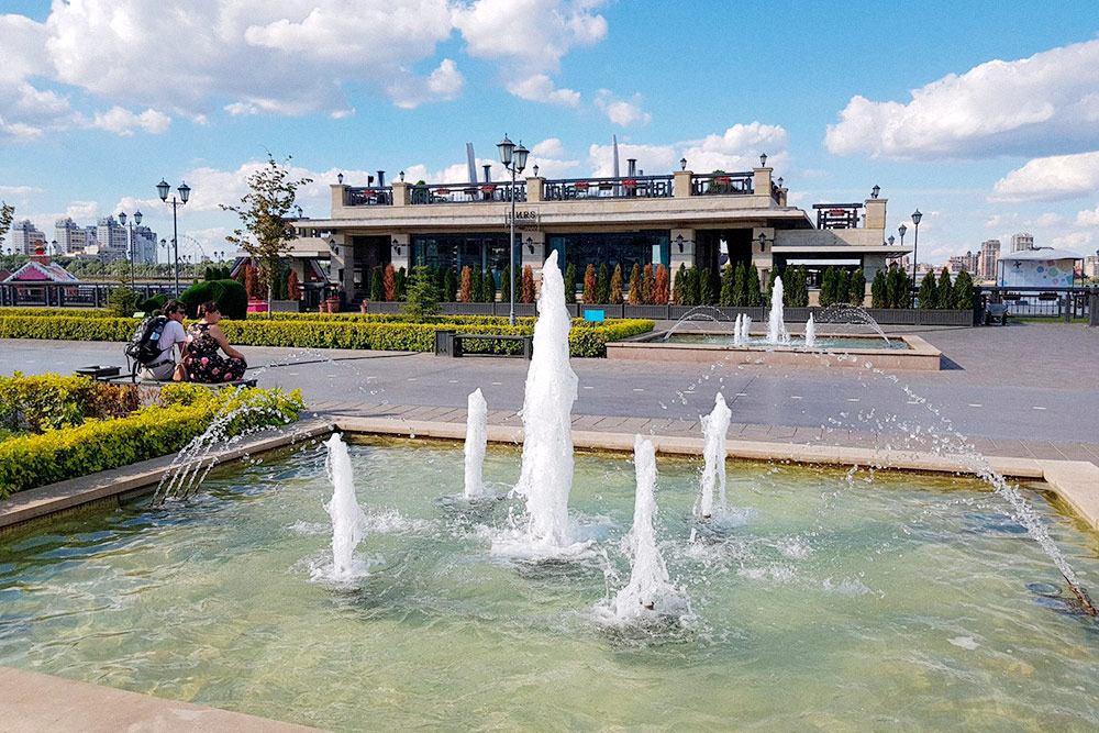 За последние годы в Казани обустроили набережные. Самая красивая — Кремлевская. Зимой там каток, а летом работают фонтаны