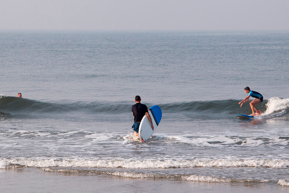 Волны в Гоа не такие, как на Бали, но для новичка будет достаточно. Фото: Shutterstock