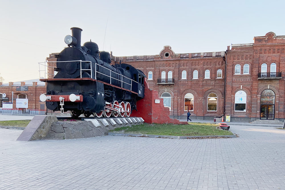 Станция Таганрог-2. Ее еще называют Старым вокзалом потому, что с 1870 по 1962 год он был единственным в городе. Памятник паровозу стоит здесь с 1976 года и посвящен атаке Красной армии на белогвардейцев, которые укрывались в здании вокзала