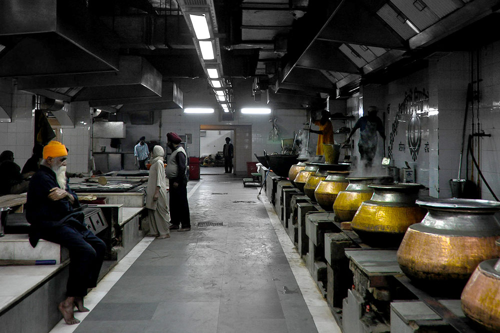 Столовая храма в Нью⁠-⁠Дели кормит тысячи людей в сутки, работа на кухне не останавливается даже ночью. Фото: Neil Moralee / Flickr