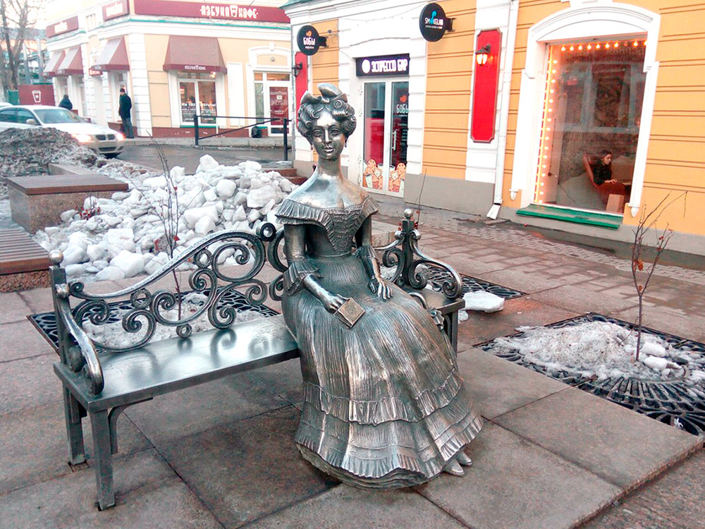 На Любинском проспекте и других улицах Омска много небольших скульптур. Например, Любочка