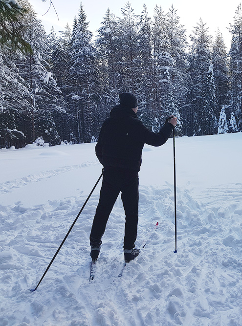 Зимой обязательно сходите покататься на лыжах. Если нет своих, возьмите в прокат за 150 ₽