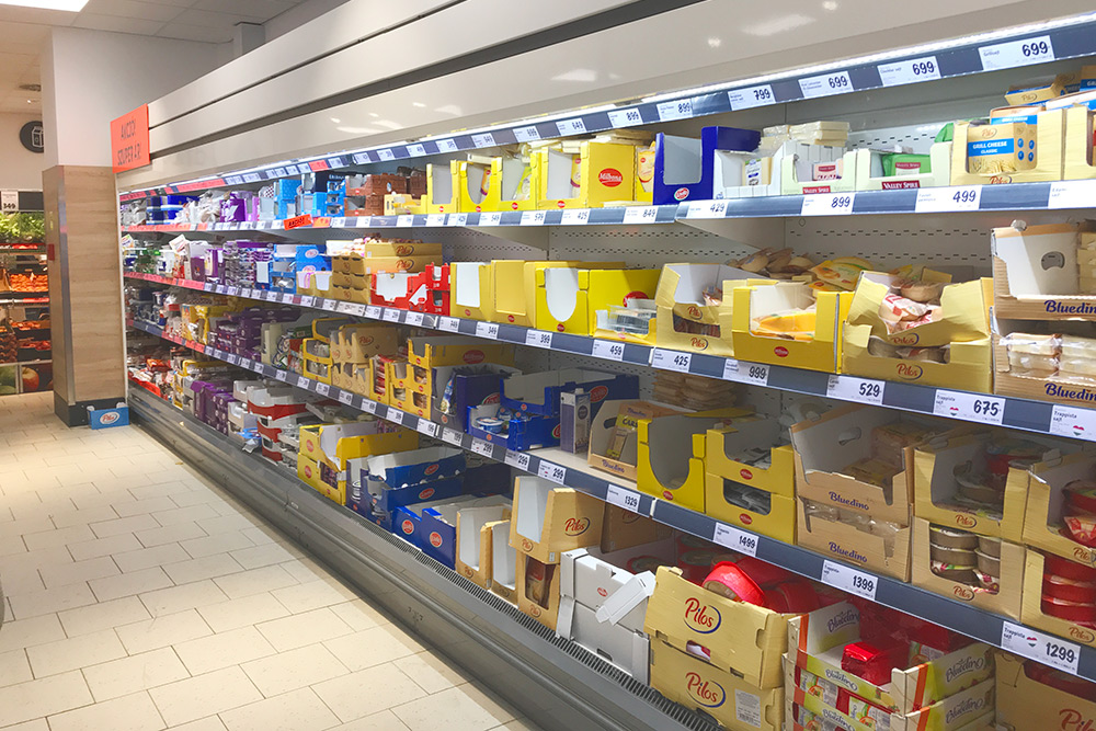 На этих полках в супермаркете «Лидл» разные сорта сыров со всей Европы
