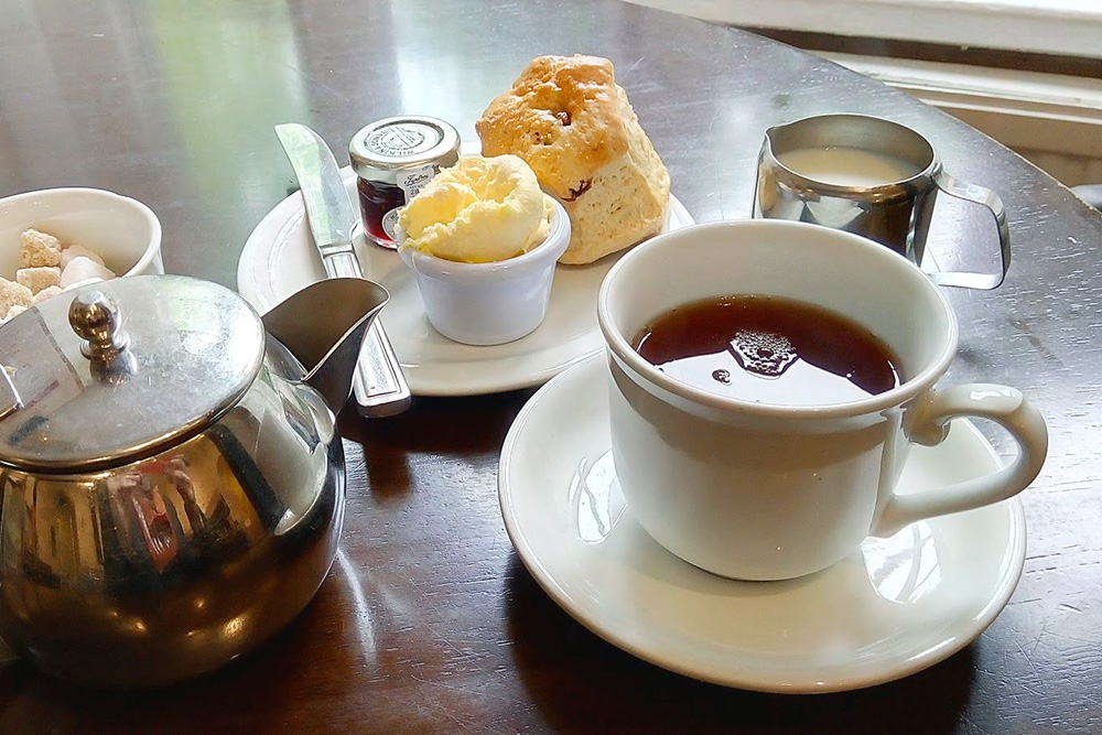 Классический чай в Великобритании называется cream tea. Это чайник черного чая, молоко, булочка, топленые сливки, похожие на сливочное масло, и джем