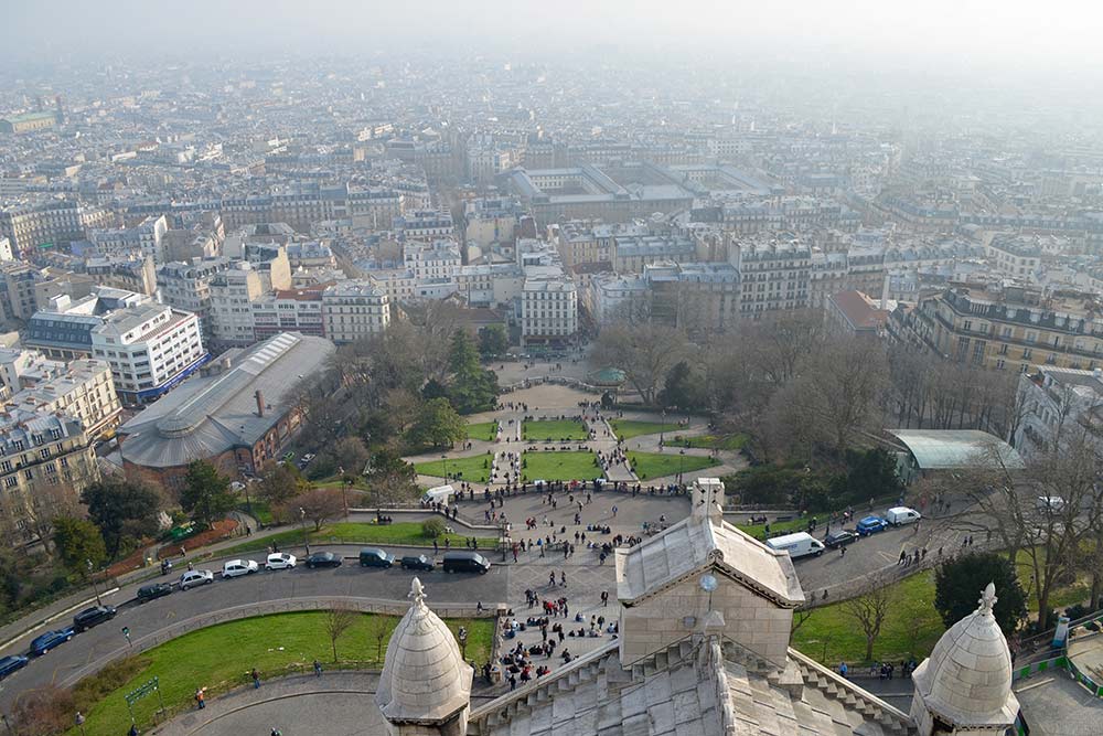 Лучше всего дымка, накрывающая весь город, видна с базилики Сакре-Кёр на холме Монмартр