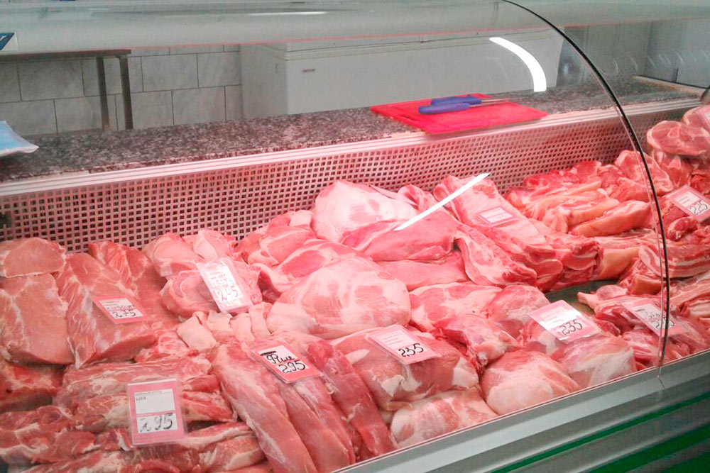 Свинина в продуктовом магазине в одном из спальных районов города: филе — 295 ₽, лопатка — 275 ₽, ребра — 245 ₽